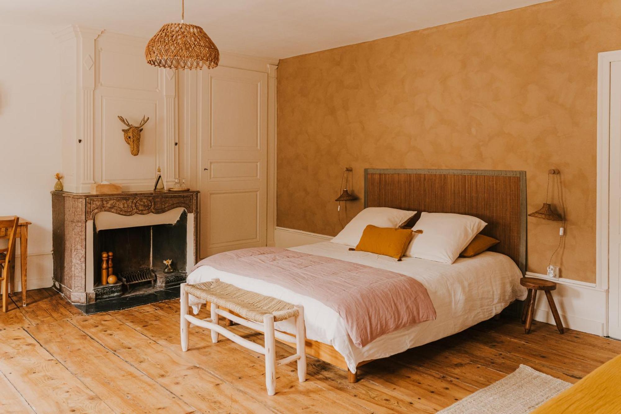 Maison D'Hotes Et Gite De Charme Avec Piscine, La Lhuiseraie ภายนอก รูปภาพ